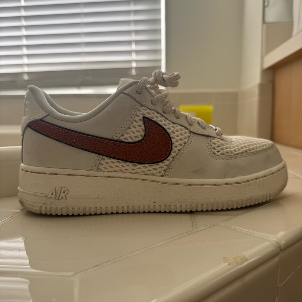 Nike Air Force 1 '07 in Sail and Dark Russet